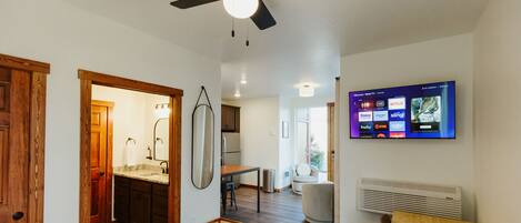 Een bureau, een strijkplank/strijkijzer, reisbedje, gratis wifi