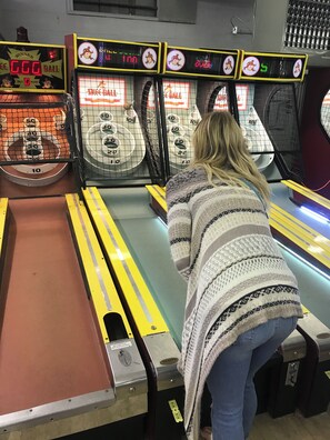 Un juego de bolos arcade con marcador digital y un jugador.