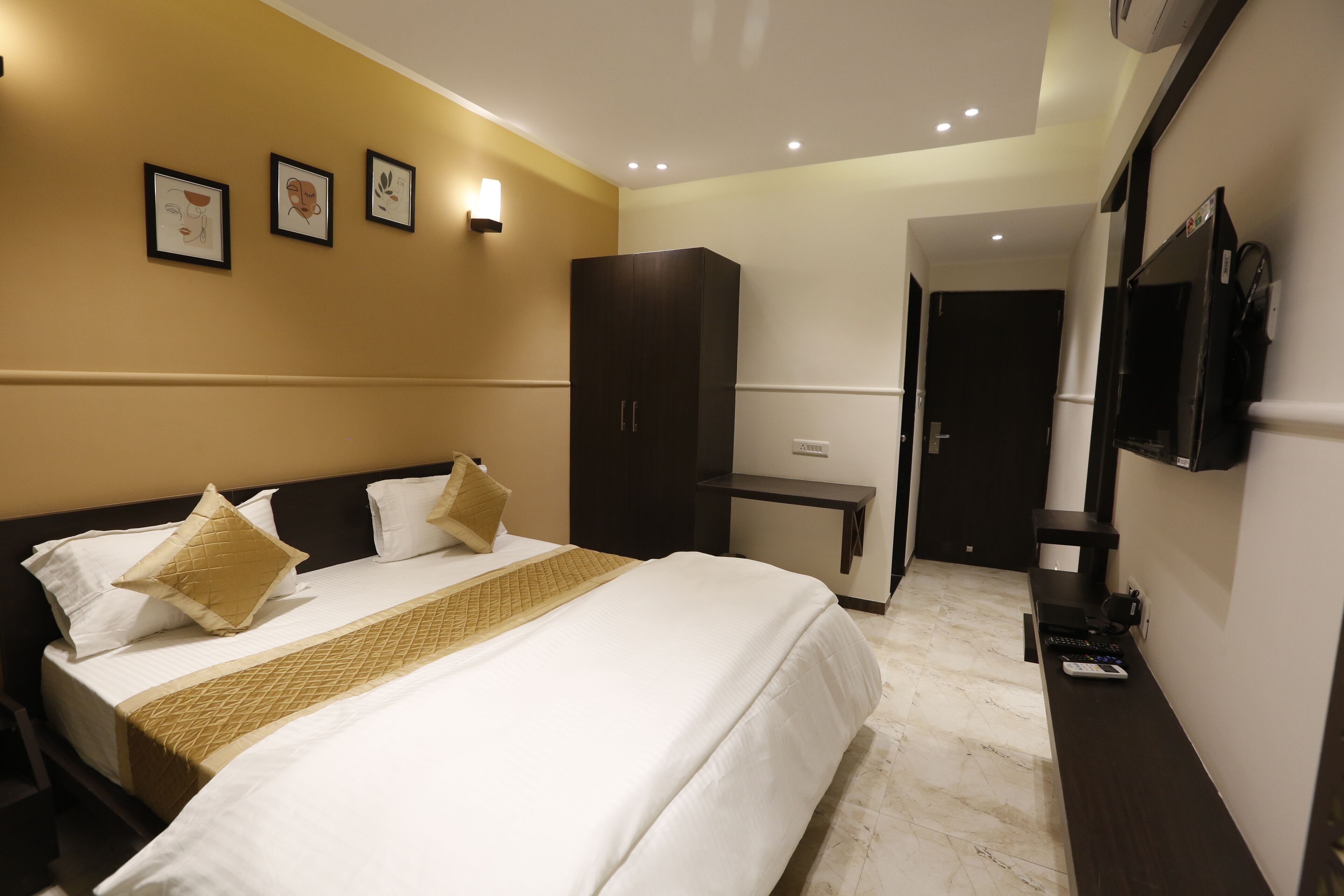 10 多间  卧室、办公桌、笔记本电脑工作区、免费 WiFi