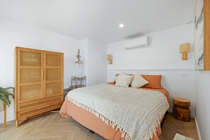 3 bedrooms, iron/ironing board, free WiFi, bed sheets - The Waters Edge by Ready Set Stay (San Remo)