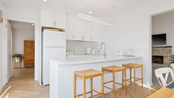 Jääkaappi, mikroaaltouuni, uuni, liesi