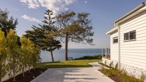 A pathway leading to a house with a view of the sea. - The Waters Edge by Ready Set Stay (San Remo)