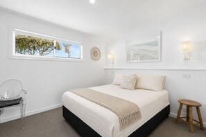 3 bedrooms, iron/ironing board, WiFi (free), bed sheets - The Waters Edge by Ready Set Stay (San Remo)