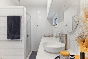 Dusche, Haartrockner, Handtücher