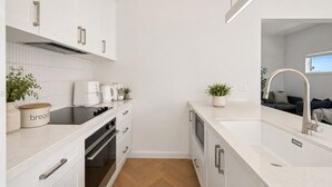 Coffee/tea maker, fridge, microwave, oven - The Waters Edge by Ready Set Stay (San Remo)