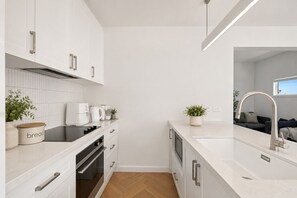 Coffee/tea maker, fridge, microwave, oven - The Waters Edge by Ready Set Stay (San Remo)