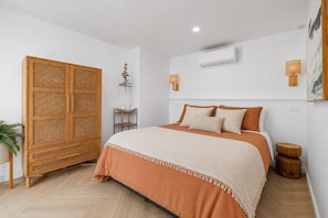 3 bedrooms, iron/ironing board, WiFi (free), bed sheets - The Waters Edge by Ready Set Stay (San Remo)