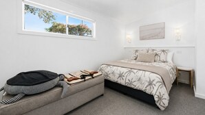 3 bedrooms, iron/ironing board, WiFi (free), bed sheets - The Waters Edge by Ready Set Stay (San Remo)