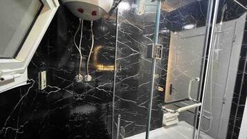 Apartemen | Kamar mandi | Pancuran hujan, pengering rambut, handuk, dan sabun