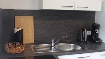 Kühlschrank, Mikrowelle, Herdplatte, Wasserkocher mit Kaffee-/Teezubehör