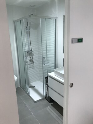 Dusche, Haartrockner, Handtücher