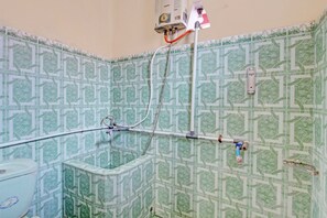 Habitación doble económica | Baño | Regadera y jabón