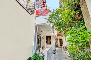 Front of property - Hotel O White House Syariah (Yogyakarta)