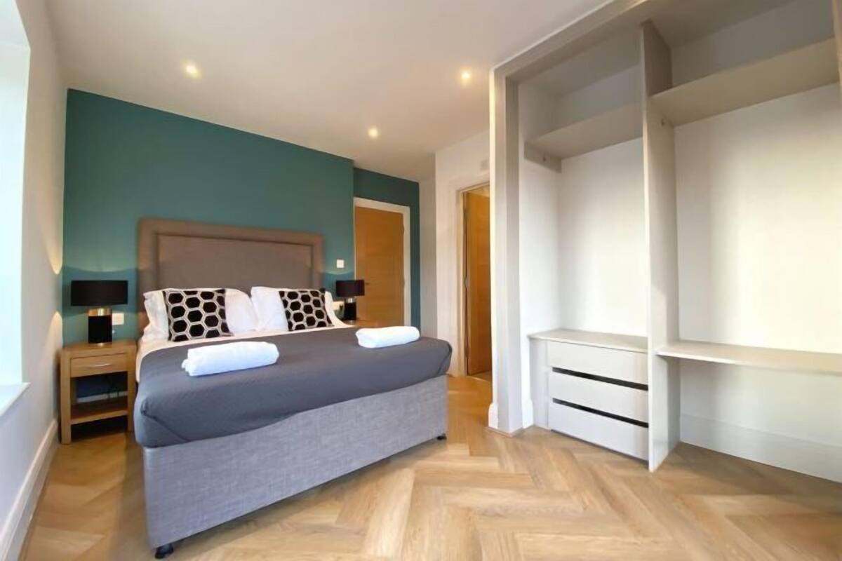 Desk, iron/ironing board, WiFi (free), bed sheets