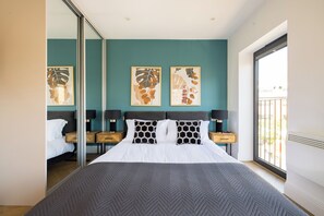 Apartamento superior, 2 quartos, sacada | Escrivaninha, ferros/tábuas de passar roupa, Wi-Fi de cortesia