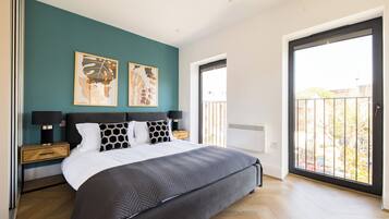 Superior-Apartment, 2 Schlafzimmer, Balkon | 2 Schlafzimmer, Schreibtisch, Bügeleisen/Bügelbrett, kostenloses WLAN