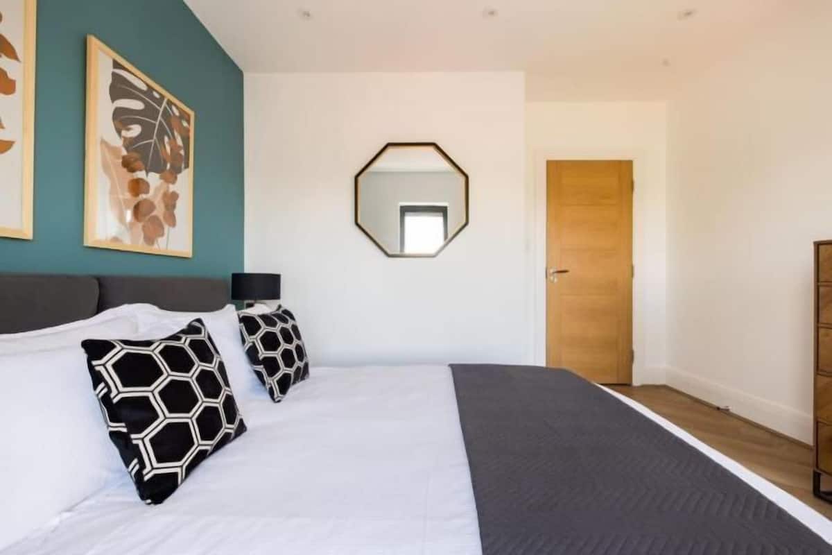 Desk, iron/ironing board, WiFi (free), bed sheets