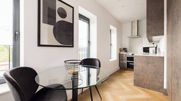 Großer Kühlschrank, Mikrowelle, Ofen, Herdplatte