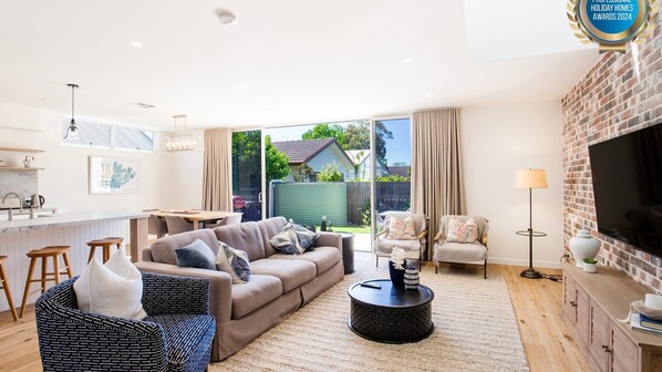 Smart TV, books, stereo