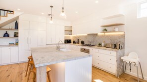 Fridge, microwave, oven, stovetop - Camellia - Pet Friendly - 3 Min Walk to Centre of Berry (Berry)