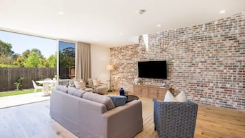 Smart-tv, böcker och en stereo