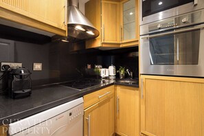 Fridge, microwave, oven, stovetop - Chic & Light-filled Earls Court Flat near Tube (Greater London)