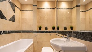 Bathtub, towels
