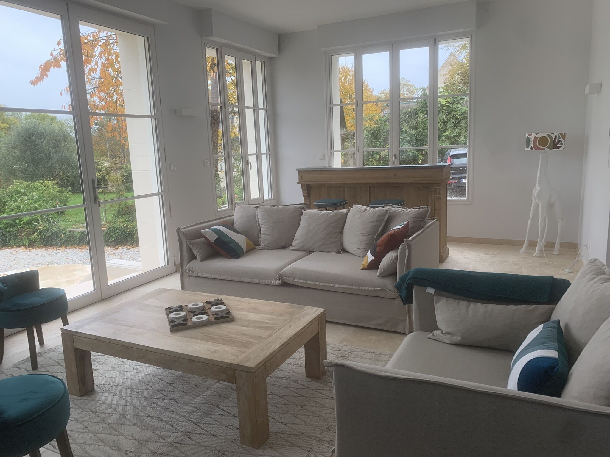 Smart TV, fireplace, books, stereo
