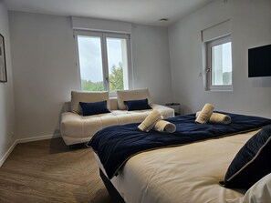 5 bedrooms, desk, iron/ironing board, travel cot