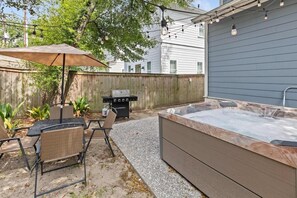 Outdoor dining - Shem Creek House- 5 Mins to Dtwn & Beach+ Hot Tub (Mount Pleasant)