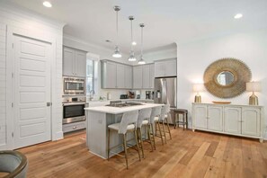 Køleskab, mikrobølgeovn, ovn, kogeplade