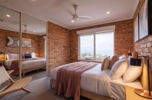 6 bedrooms, desk, iron/ironing board, travel cot