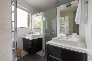 Badewanne, Haartrockner, Handtücher
