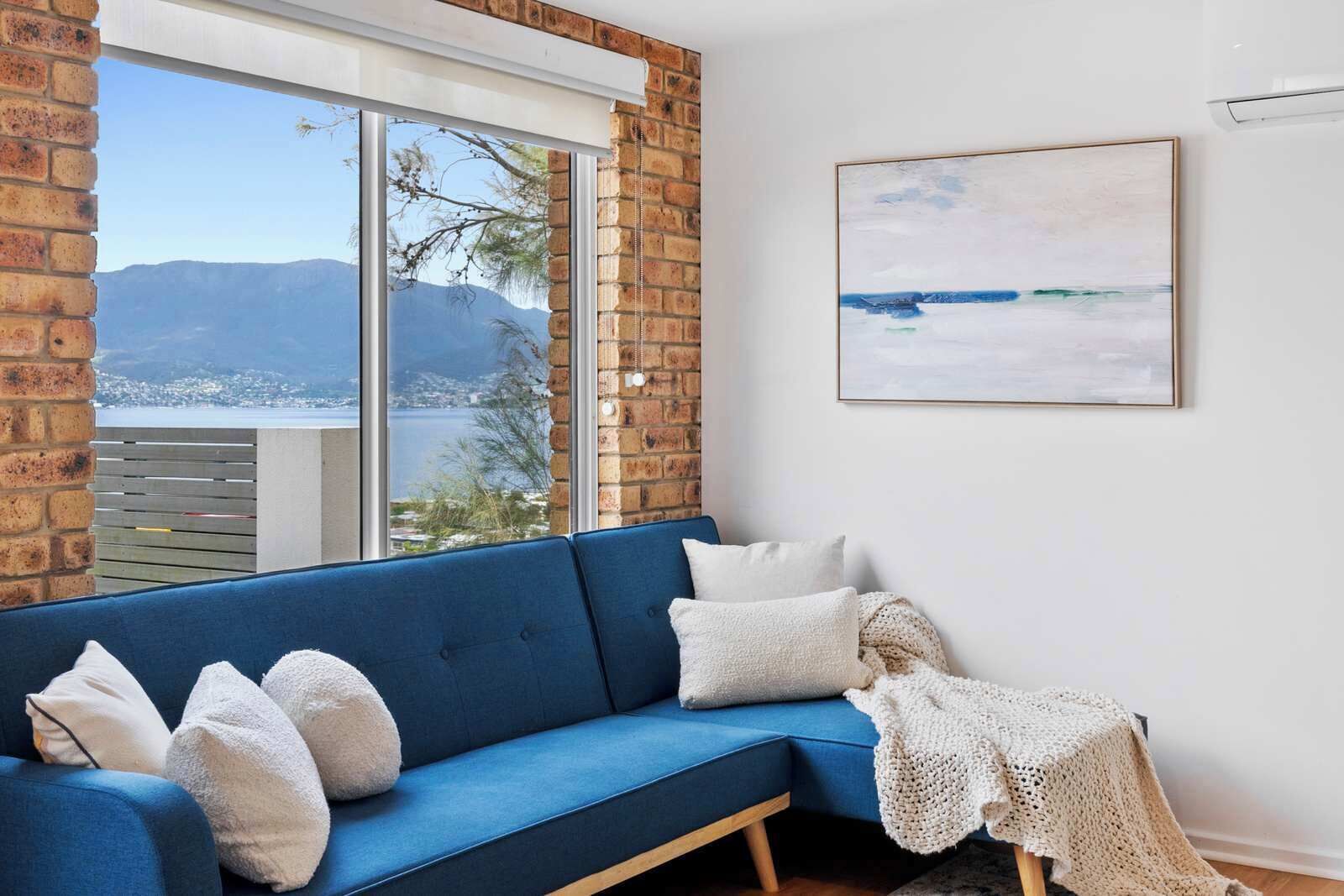 Televisio, DVD-soitin, kirjoja, työhuone