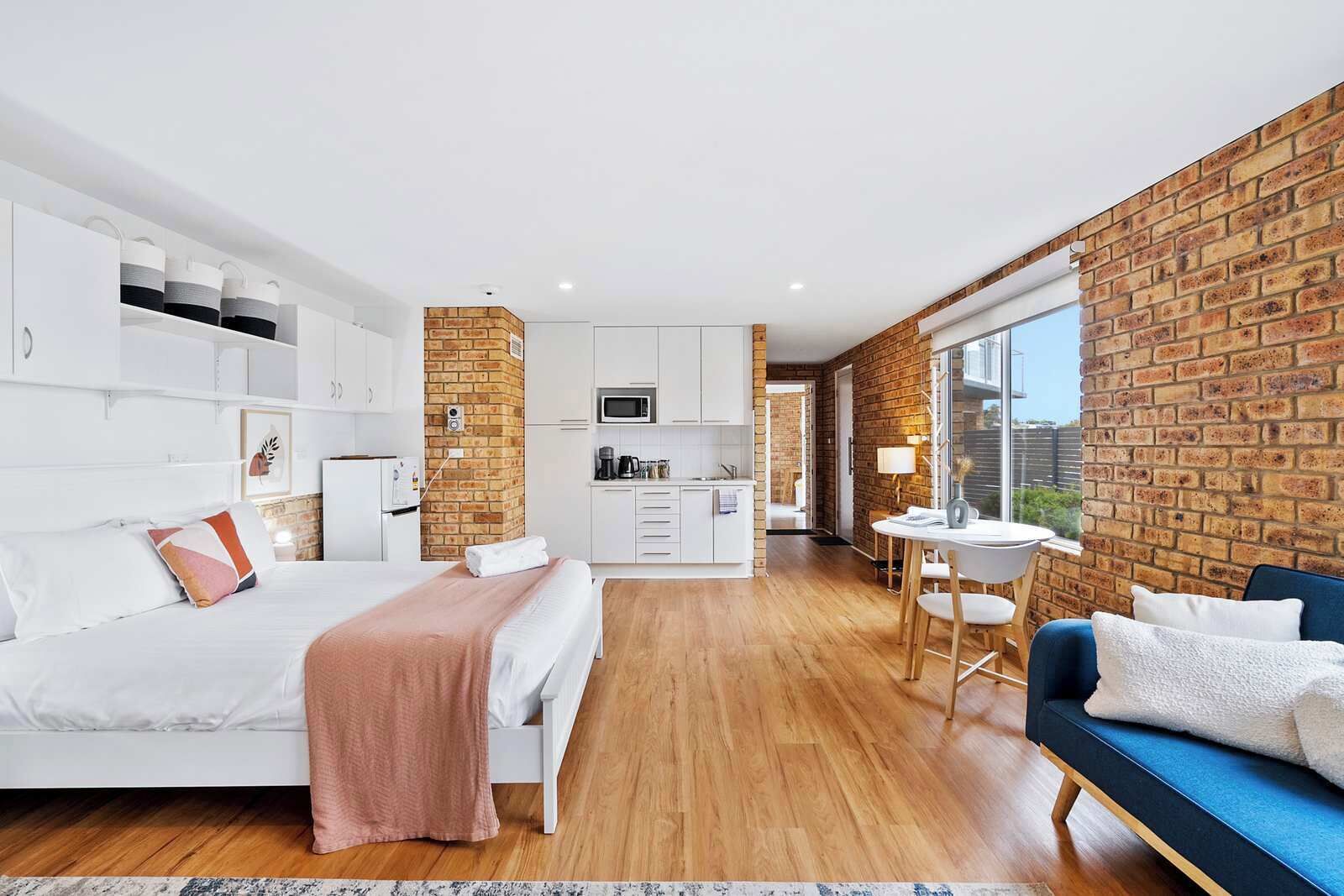 6 habitaciones, escritorio y tabla de planchar con plancha 