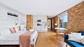 6 habitaciones, escritorio y tabla de planchar con plancha