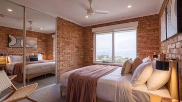 6 chambres, bureau, fer et planche Ă  repasser, lit parapluie