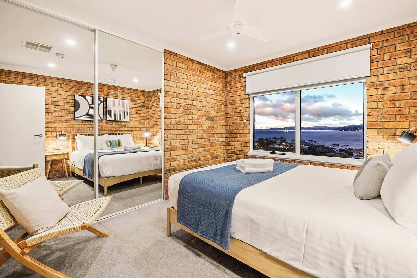 6 makuuhuonetta, työpöytä, silitysrauta/-lauta, vauvan matkasänky