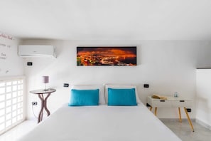 Vierbettzimmer | Minibar, Schreibtisch, laptopgeeigneter Arbeitsplatz