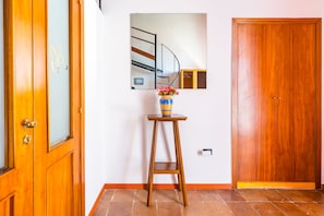 Apartment | Wohnbereich | 50-Zoll-Fernseher mit Digitalempfang, Drucker