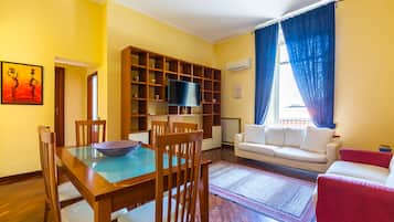 Apartment | Wohnbereich | 50-Zoll-Fernseher mit Digitalempfang, Drucker