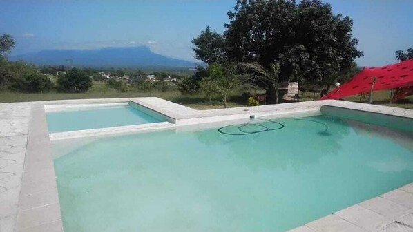 Una piscina al aire libre