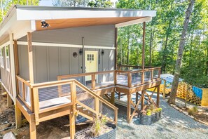Terrace/patio - Romantic Beehive Treehouse Getaway in Nature (Pittsboro)