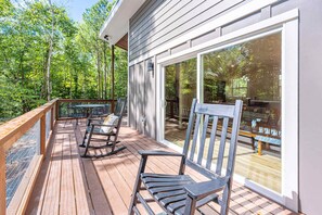Terrace/patio - Romantic Beehive Treehouse Getaway in Nature (Pittsboro)