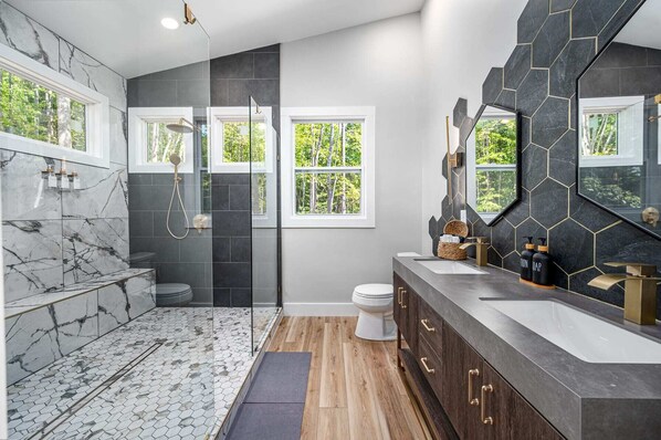 Regadera, secadora de cabello, toallas 