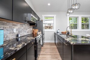 Fridge, microwave, oven, stovetop - Romantic Beehive Treehouse Getaway in Nature (Pittsboro)