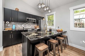 Een koelkast, een microgolfoven, een oven, een kookplaat