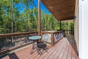 Outdoor dining - Secluded Oasis-Themed Treehouse Retreat (Pittsboro)