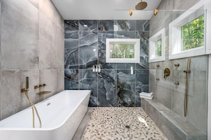 Badewanne, Haartrockner, Handtücher