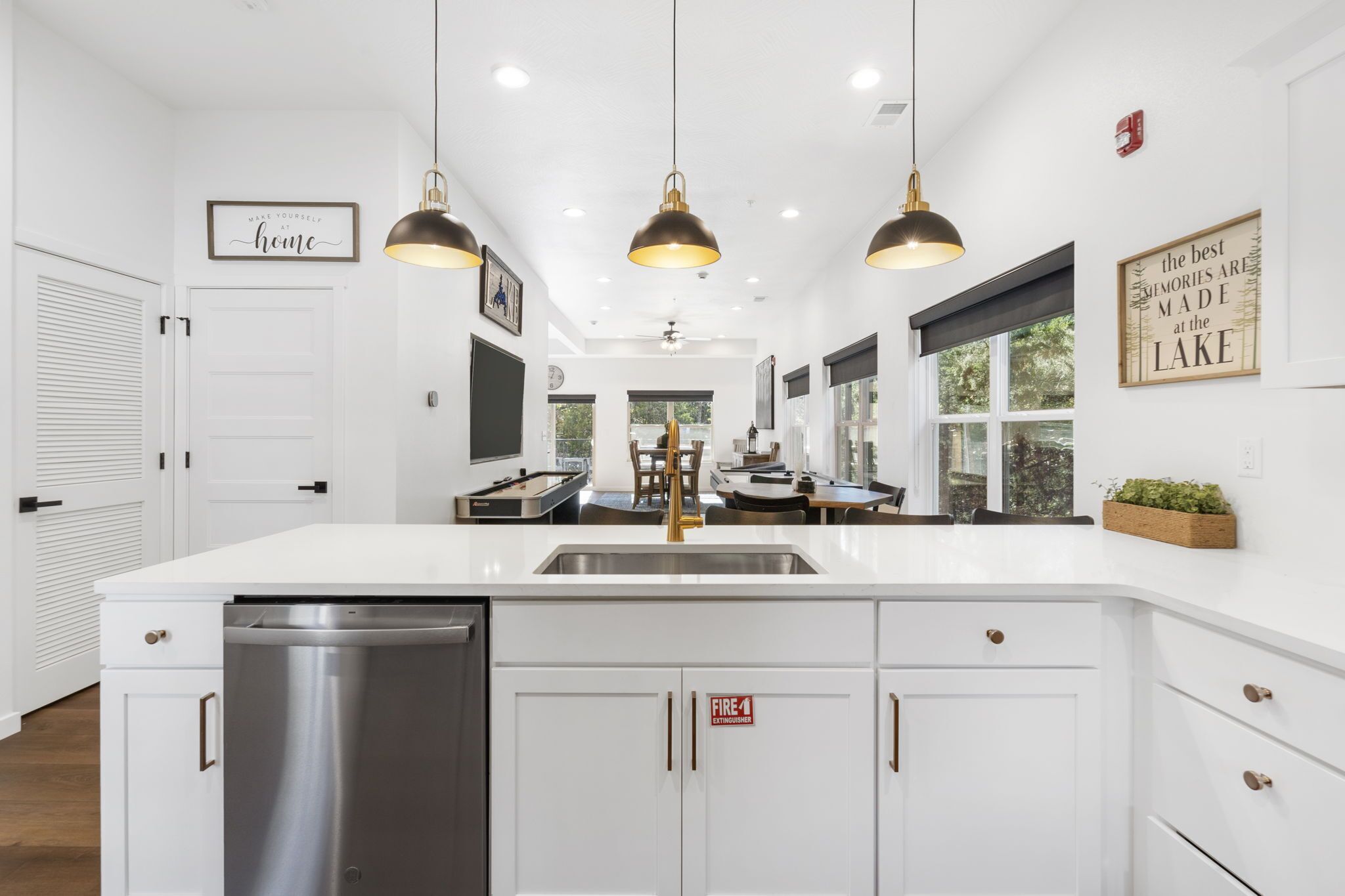 Kylskåp, mikrovågsugn, ugn och spishäll